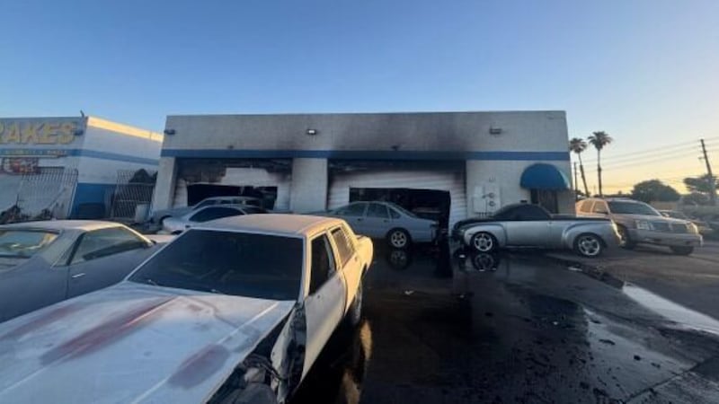 Un bombero fue trasladado a un hospital para ser evaluado tras un incendio estructural en el...