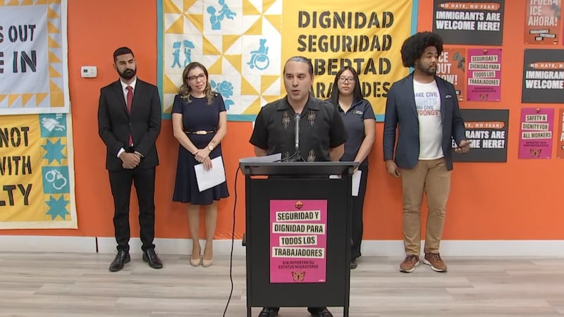 Defensores de los inmigrantes se reunieron en el centro de Las Vegas para analizar lo que la...