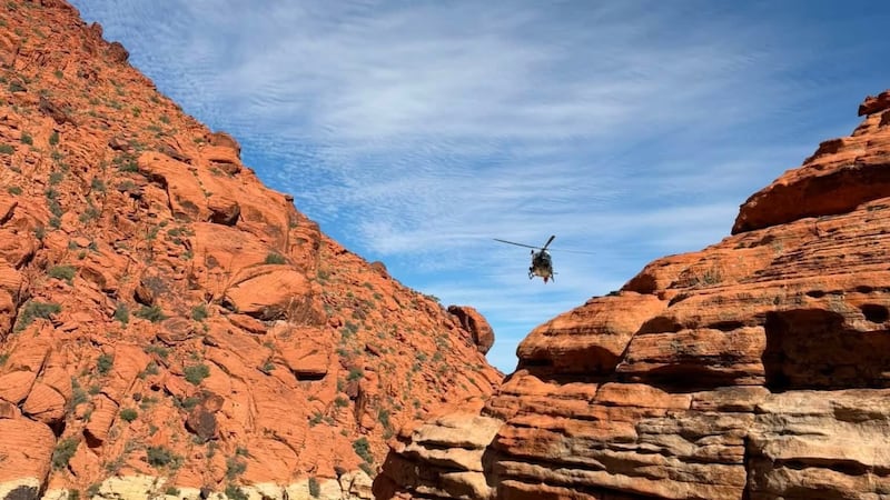 Tres excursionistas fueron rescatados el sábado cerca de Turtlehead Peak, en Red Rock, tras...
