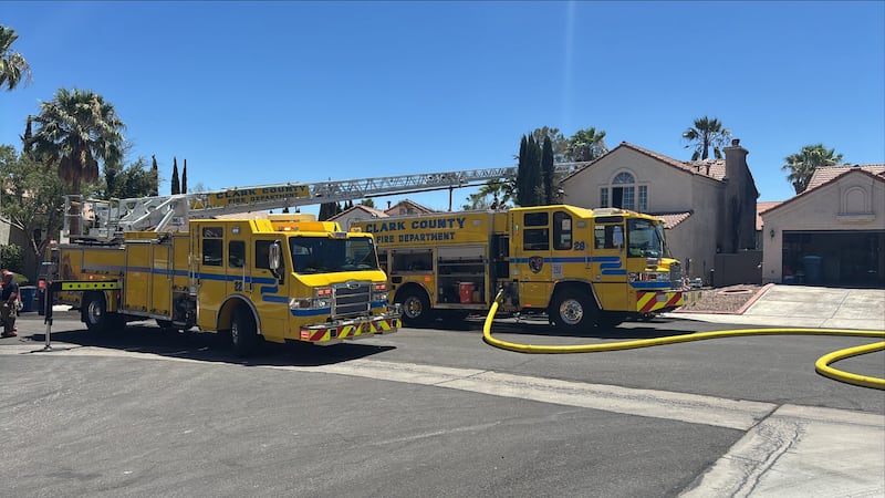 Equipos de bomberos están atendiendo el incendio de una vivienda en un vecindario del suroeste...