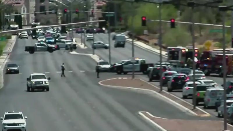 Un motociclista fue llevado al hospital después de un accidente en Rampart Boulevard y Canyon...