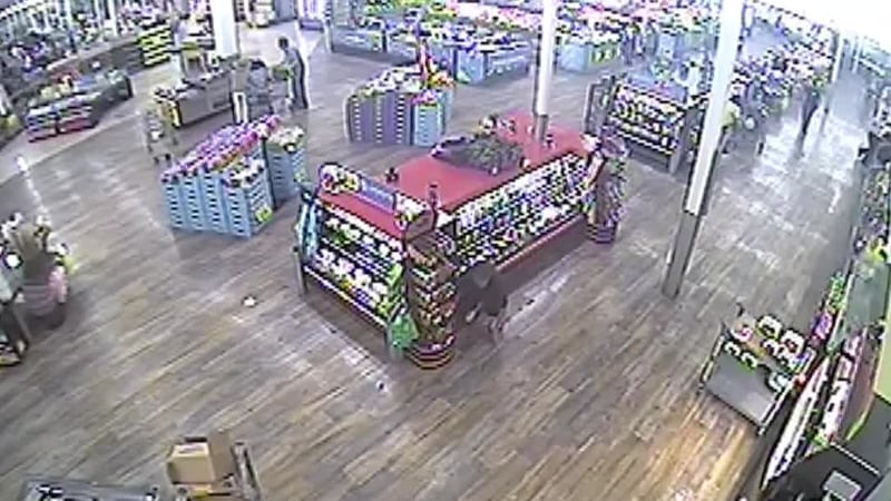 Un video de vigilancia presentado ante un gran jurado muestra la reacción de empleados y...