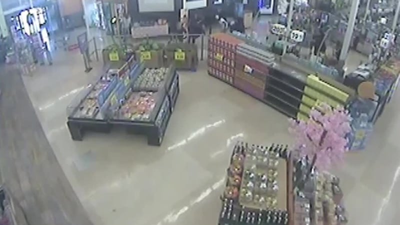 Un video de vigilancia capta a clientes y empleados huyendo de una tienda local Smith's...