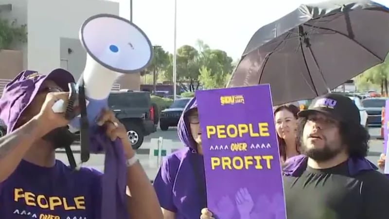 Trabajadores de HCA Healthcare se manifestaron el martes frente al hospital Sunrise para...
