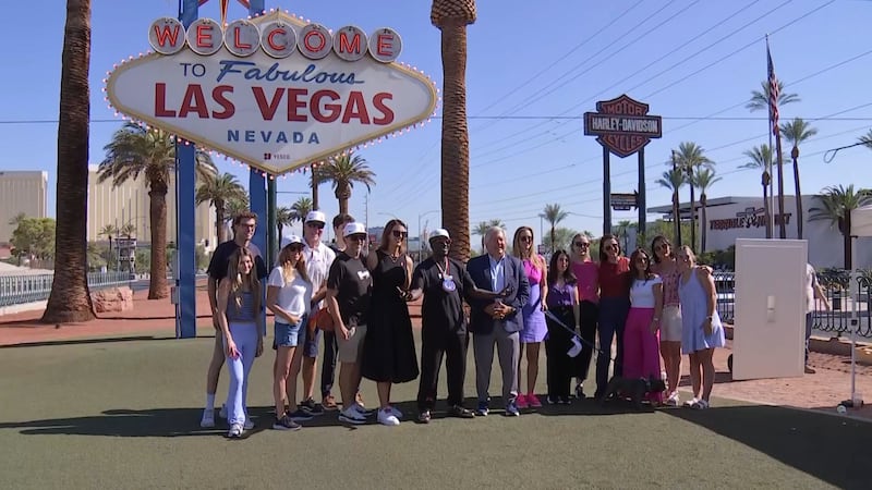 El letrero de “Welcome to Fabulous Las Vegas” se iluminó de color rosa el miércoles por la...