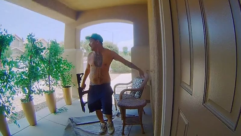 Un hombre armado con un fusil AR-15 recorrió un vecindario de North Las Vegas el domingo,...