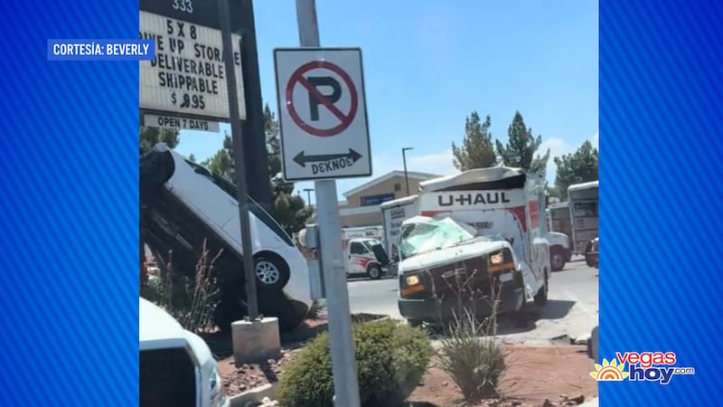La policía de Las Vegas investiga un accidente con fuga después de que un sedán blanco chocara...