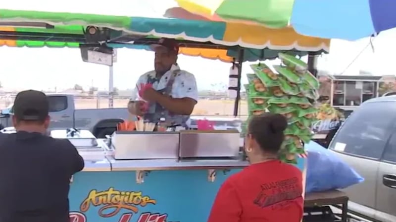Antes de que lleguen los clientes, muchos pasan horas bajo temperaturas de tres dígitos sin...