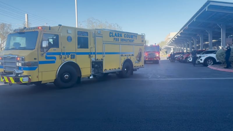 Cuerpos de bomberos de todo el sur de Nevada respondieron el domingo por la noche a una...