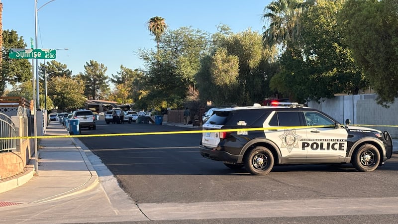 La policía de Las Vegas investiga un tiroteo mortal ocurrido el miércoles por la mañana en el...