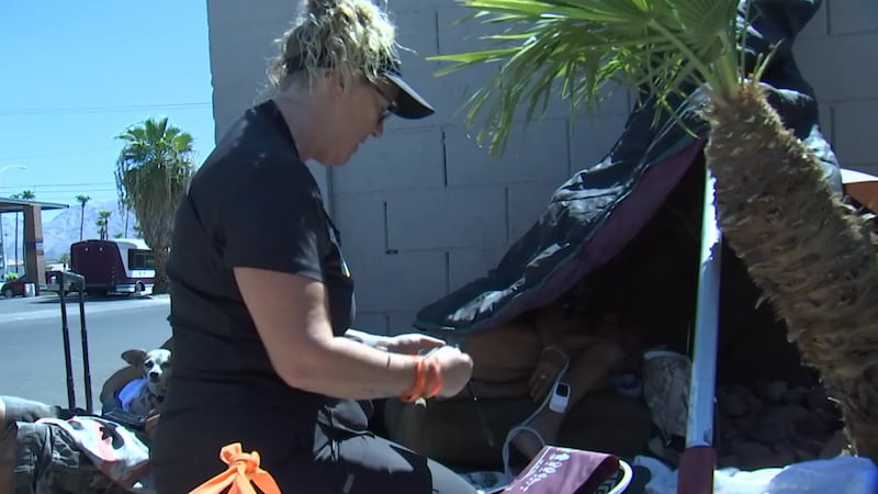 Mientras continúa la ola de calor en el valle de Las Vegas, un equipo de medicina de calle del...
