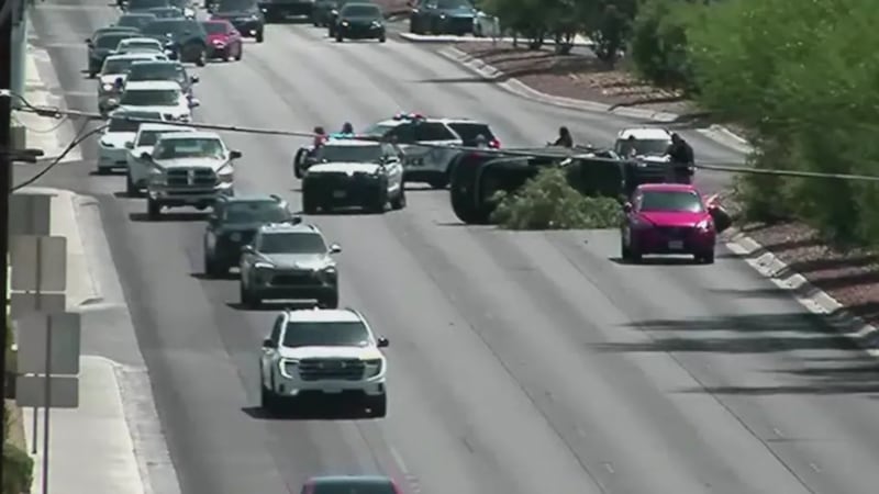El Departamento de Policía Metropolitana de Las Vegas investiga un accidente de vuelco de un...