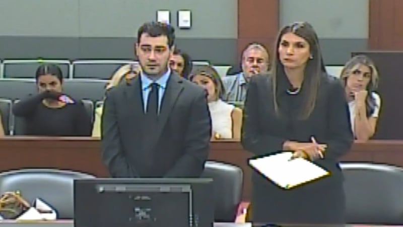 Gavin Caci admite ocho delitos graves después de que un video mostrara a su Tesla subiéndose a...