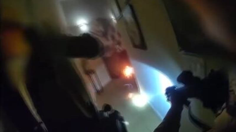 La policía de Las Vegas publica imágenes de las cámaras corporales del enfrentamiento en el...