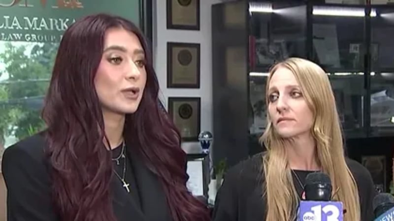 La viuda de un empleado de la ciudad de Las Vegas, quien murió tras recibir un disparo...