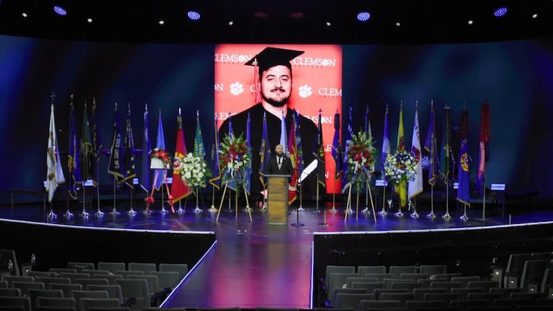 El Departamento de Policía Metropolitana de Las Vegas rinde homenaje al oficial caído Austin...