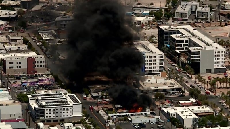 Las cuadrillas de bomberos y equipos de rescate de Las Vegas comenzó a recibir múltiples...