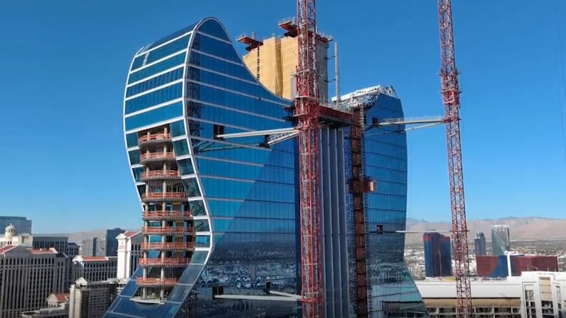 El dron de Vegas Hoy ha estado observando cómo se eleva la torre del hotel con forma de...