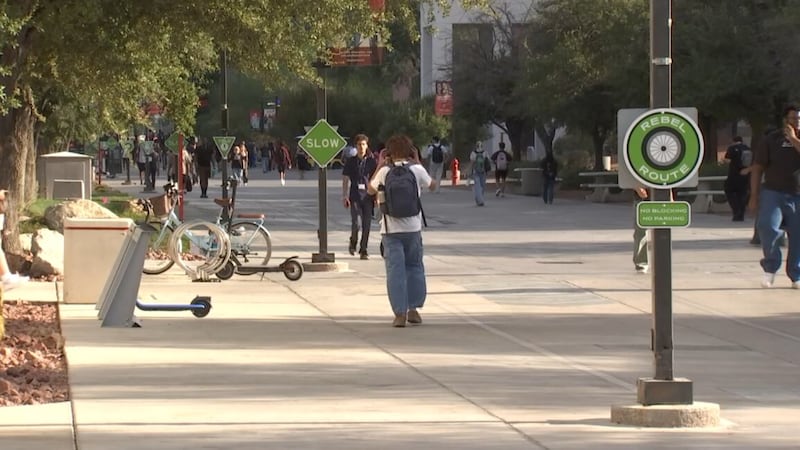 La UNLV ha añadido carriles y señalización temporales en las rutas del campus como parte de un...