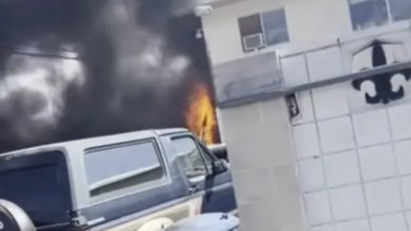Un ciudadano y un bombero fueron trasladados al hospital tras el incendio de una vivienda en...