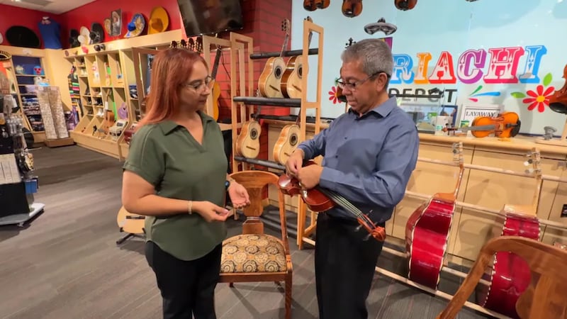 Para Juan Soto, algunos de los músicos que entran hoy en su tienda le resultan familiares.