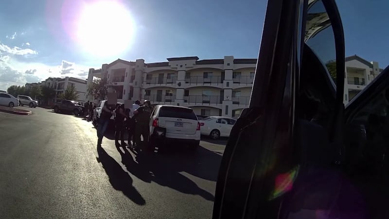 La policía de Las Vegas ha dado a conocer el video del arresto del hombre acusado de utilizar...