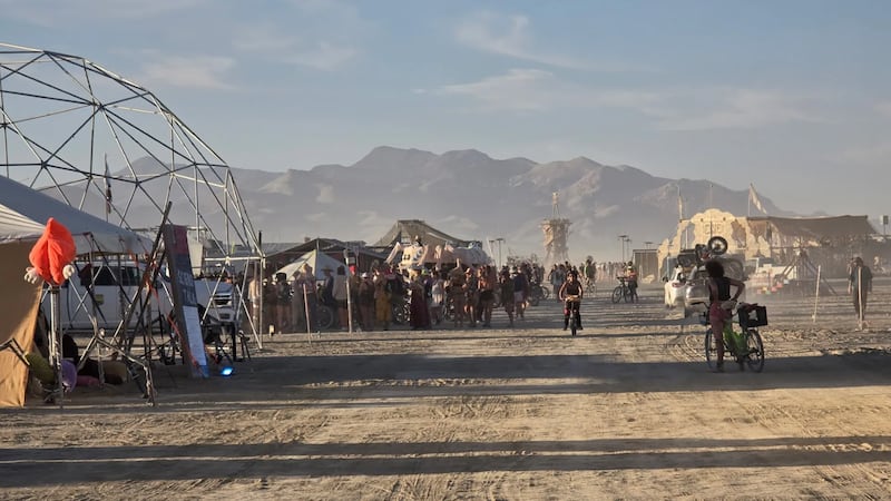La organización informó que los fallecimientos ocurrieron en el desierto de Black Rock,...