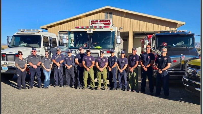 Los bomberos del Equipo de Despliegue Rápido del Sur de Nevada (Southern Nevada Strike Team)...