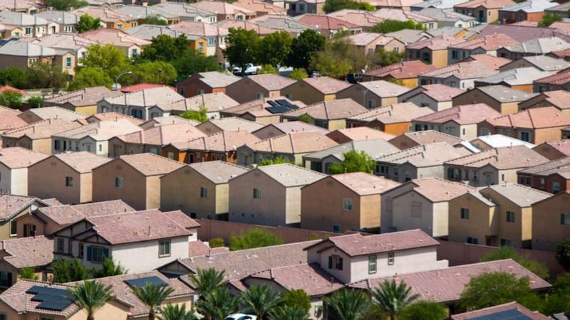 Un informe publicado el miércoles por Las Vegas REALTORS (LVR) muestra que los precios de la...