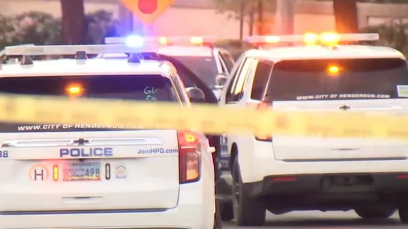 La policía de Henderson está investigando un doble apuñalamiento ocurrido el lunes por la noche.