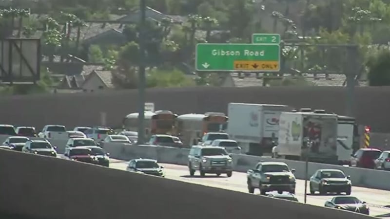 Agentes de la Patrulla de Caminos del Estado de Nevada están atendiendo un accidente en el que...