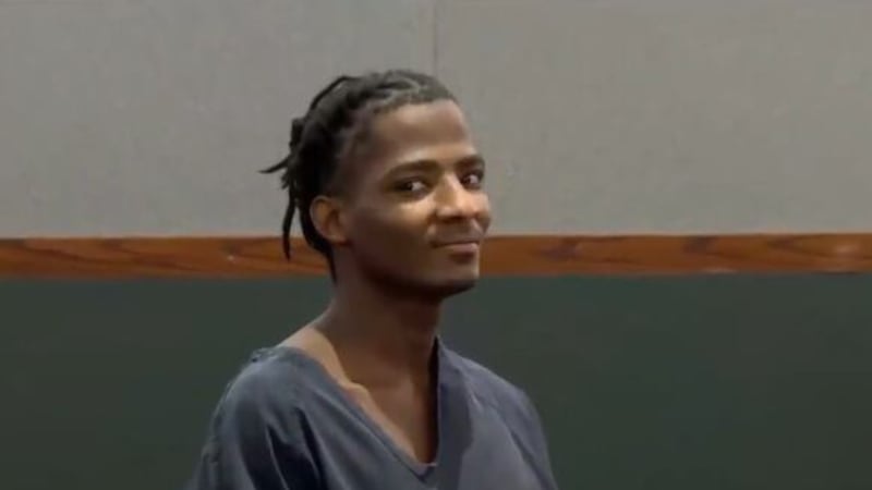 Zymire Hughes, de 22 años, había sido detenido en un complejo de departamentos en Boulder...