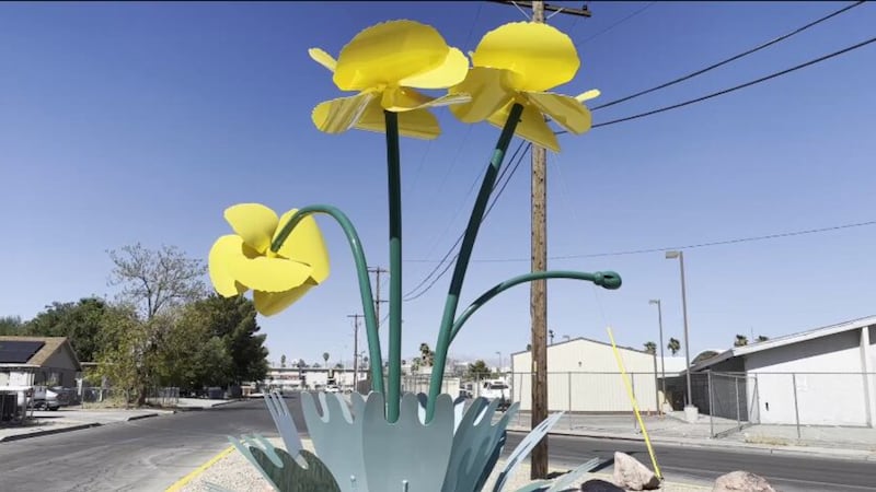 Tres esculturas de flores amarillas se alzan ahora en un vecindario del este de Las Vegas,...