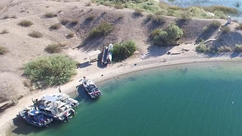 Dos personas perdieron la vida luego de que una lancha se volcara sobre la orilla de Lake...