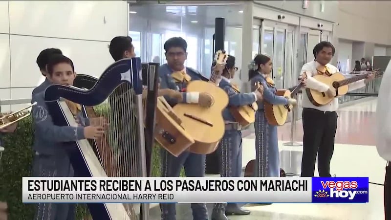 Estudiantes de la escuela secundaria Keller ofrecieron una actuación para los pasajeros en la...