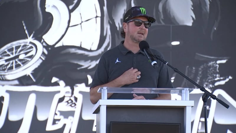 La leyenda del automovilismo y nativo de Las Vegas, Kurt Busch, está ayudando a marcar el...