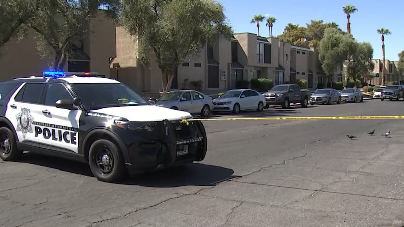 La policía de Las Vegas informa que un hombre disparó contra sus padres antes de dispararse a...
