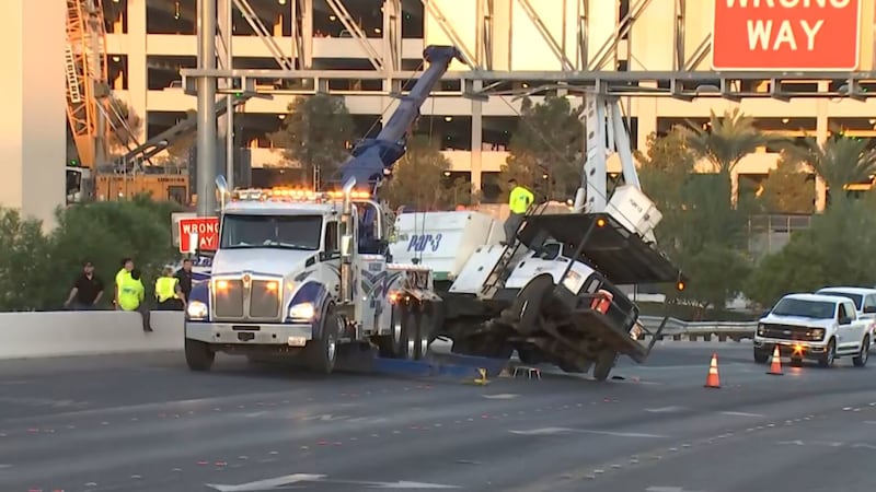 Un camión grúa chocó con un letrero elevado y volcó sobre su lado izquierdo, bloqueando el...