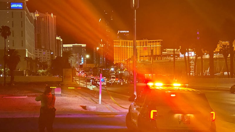 Detectives de homicidios acuden a una investigación en curso cerca del Strip de Las Vegas.