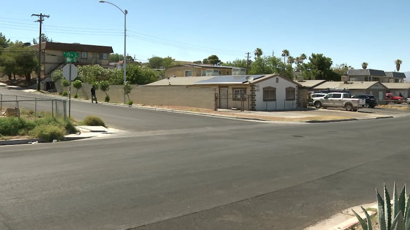 La unidad de homicidios del LVMPD investiga un tiroteo en la cuadra 300 de North 15th Street.