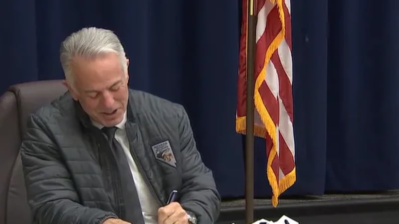 El gobernador Lombardo y los líderes educativos intervienen para proteger al Distrito Escolar...