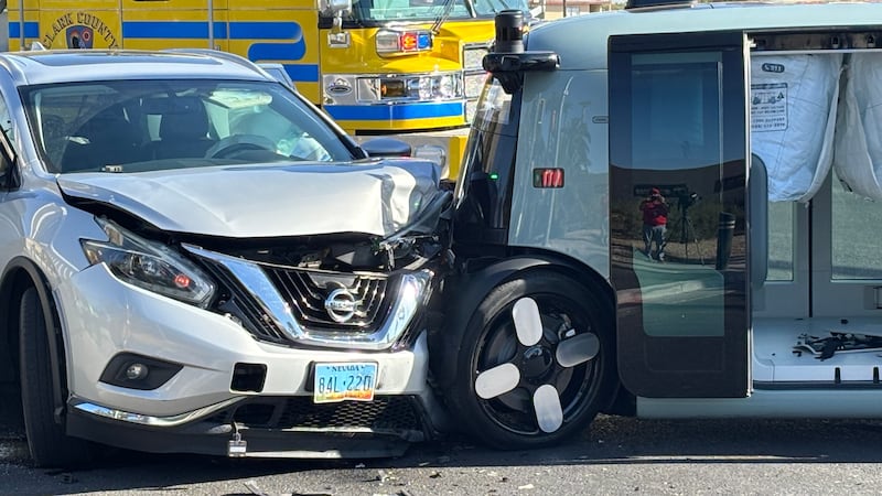 Una persona fue hospitalizada el viernes por la mañana tras una colisión entre un vehículo de...