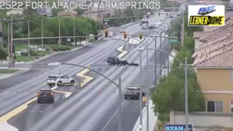 La Unidad de Investigación de Accidentes Mortales del LVMPD investiga una colisión cerca de...