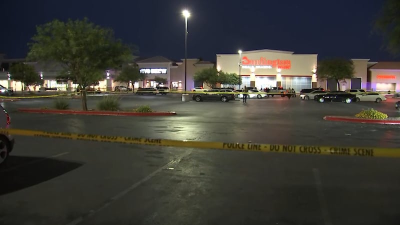 El hombre acusado de un tiroteo mortal ocurrido en junio dentro de un centro comercial fue...
