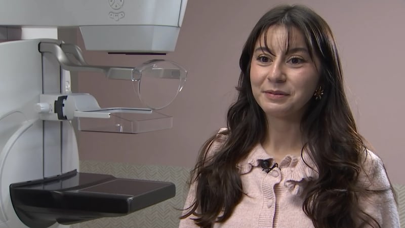 Una mujer latina local cuenta que pensaba que iba a una cita de rutina para una mamografía,...