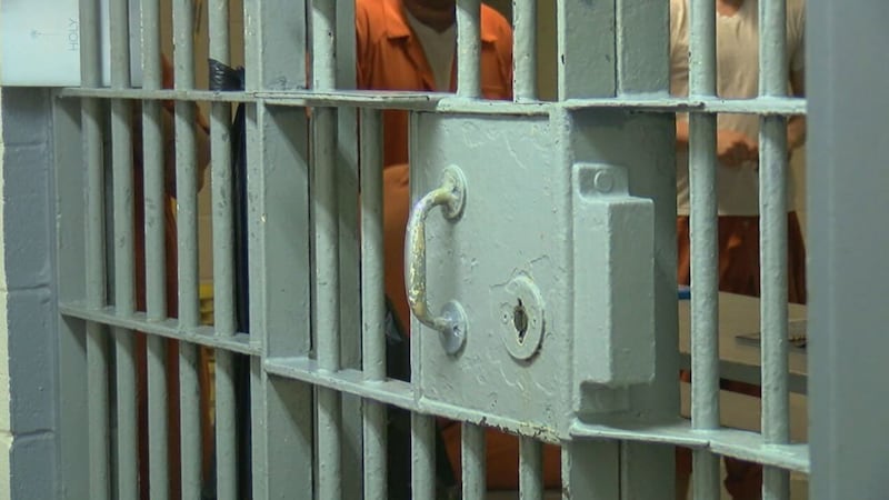 El hombre, de 49 años, había sido detenido el lunes y fue hallado muerto el martes.