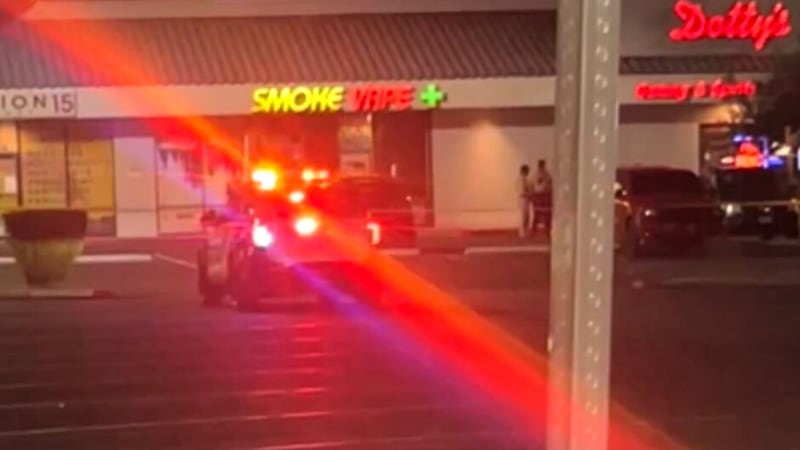 Agentes investigan un tiroteo en la cuadra 300 de Decatur Boulevard, después de que varias...