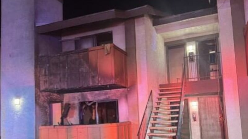 Una persona falleció y otras siete quedaron desplazadas tras un incendio en un apartamento...
