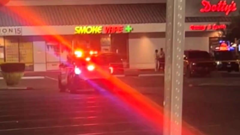 La Policía Metropolitana de Las Vegas (LVMPD) informa que la víctima llegó al hospital tras...