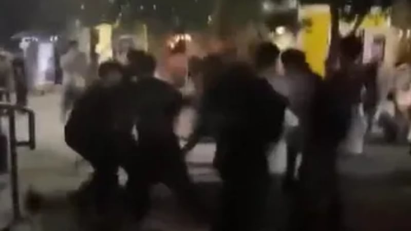 Un joven de 17 años fue arrestado por el tiroteo mortal de un menor de 15 años durante el...